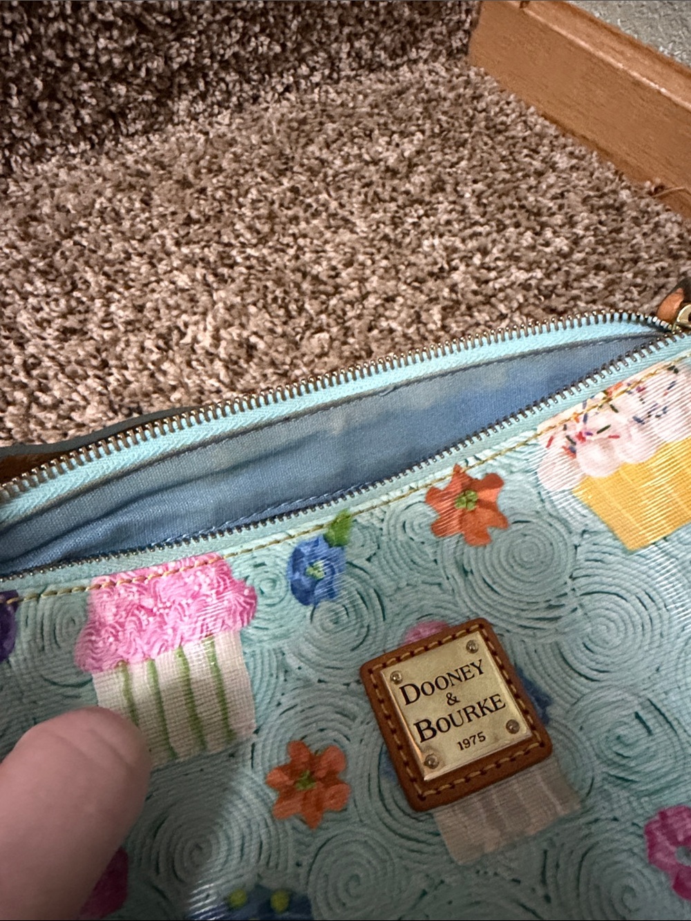 🦆 Dooney & Bourke - Cupcake Barrel Bag - light blue - Picture 13 of 14